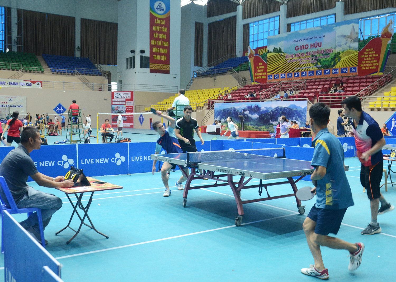 Giao hữu bóng bàn nội dung đôi nam. Giao hữu bóng bàn nội dung đôi nam - nữ. Pha cầu hay nội dung cầu lông đôi nữ. Cầu lông đôi nam. Quyết liệt bóng chuyền hơi nam - nữ phối hợp.