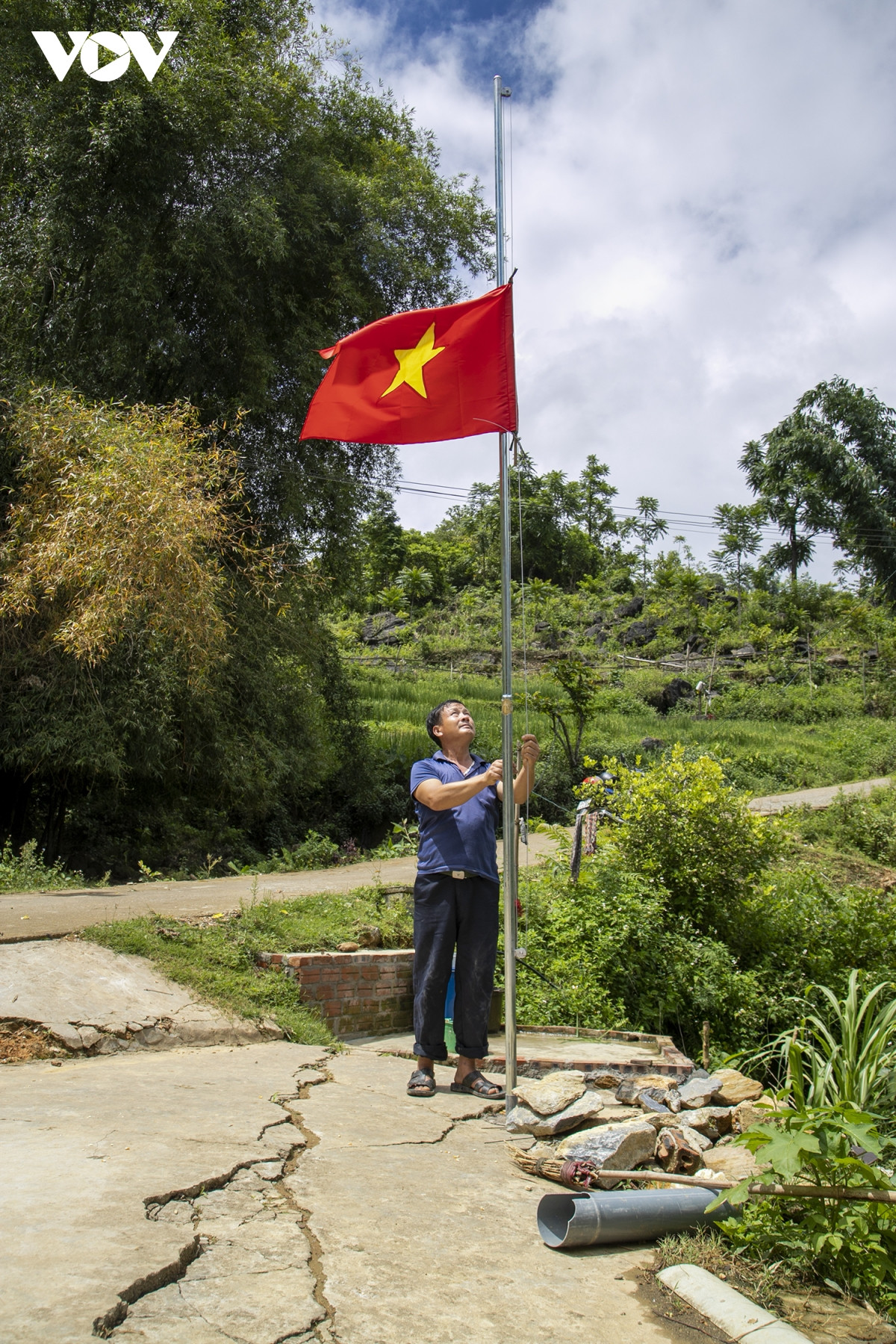 Người dân vùng cao Si Ma Cai bên chiếc cột cờ mới do các nhà hảo tâm trao tặng.