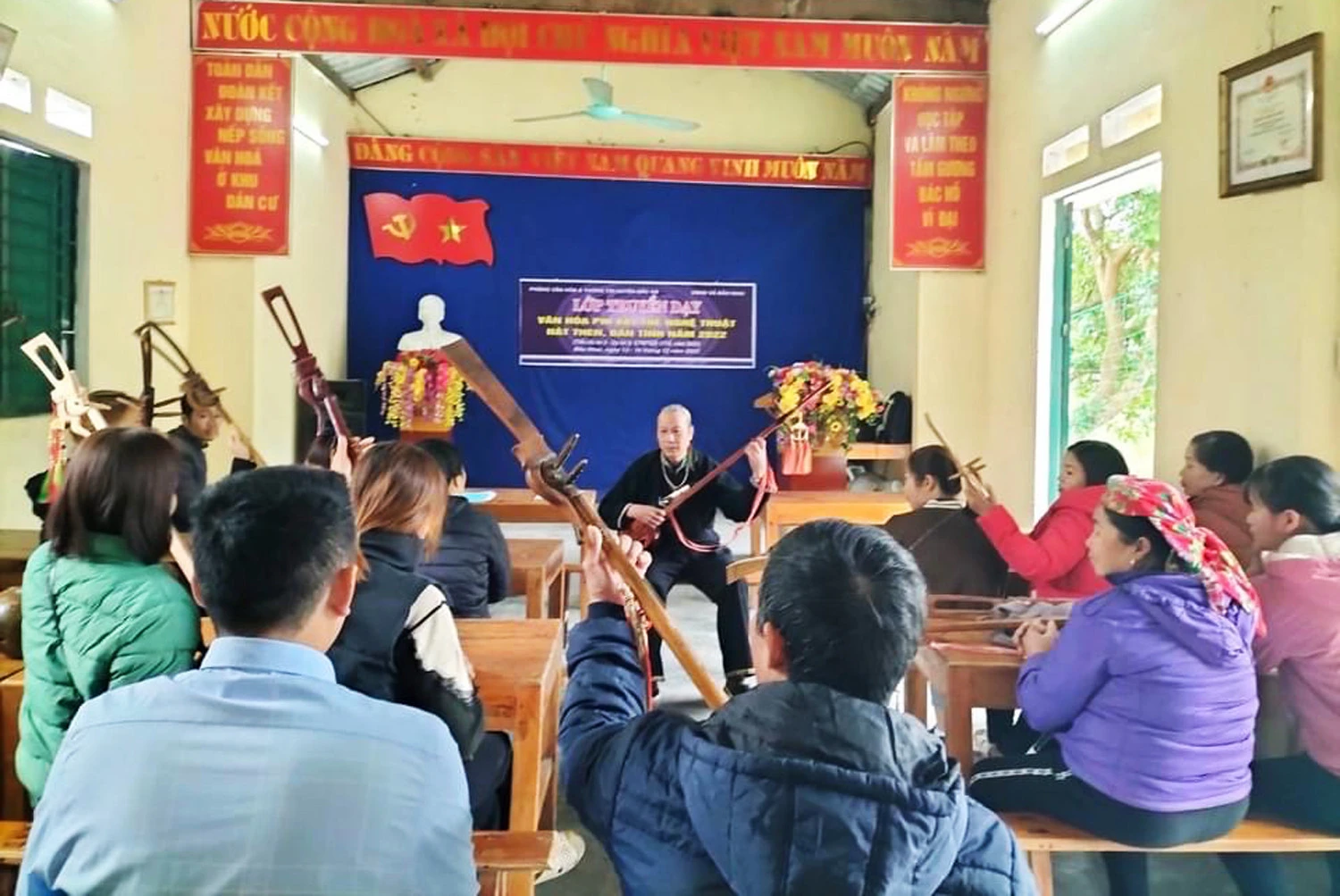 Bắc Hà: 20 học viên tham gia lớp truyền dạy văn hoá phi vật thể nghệ thuật hát Then, đàn tính của dân tộc Tày ảnh 1