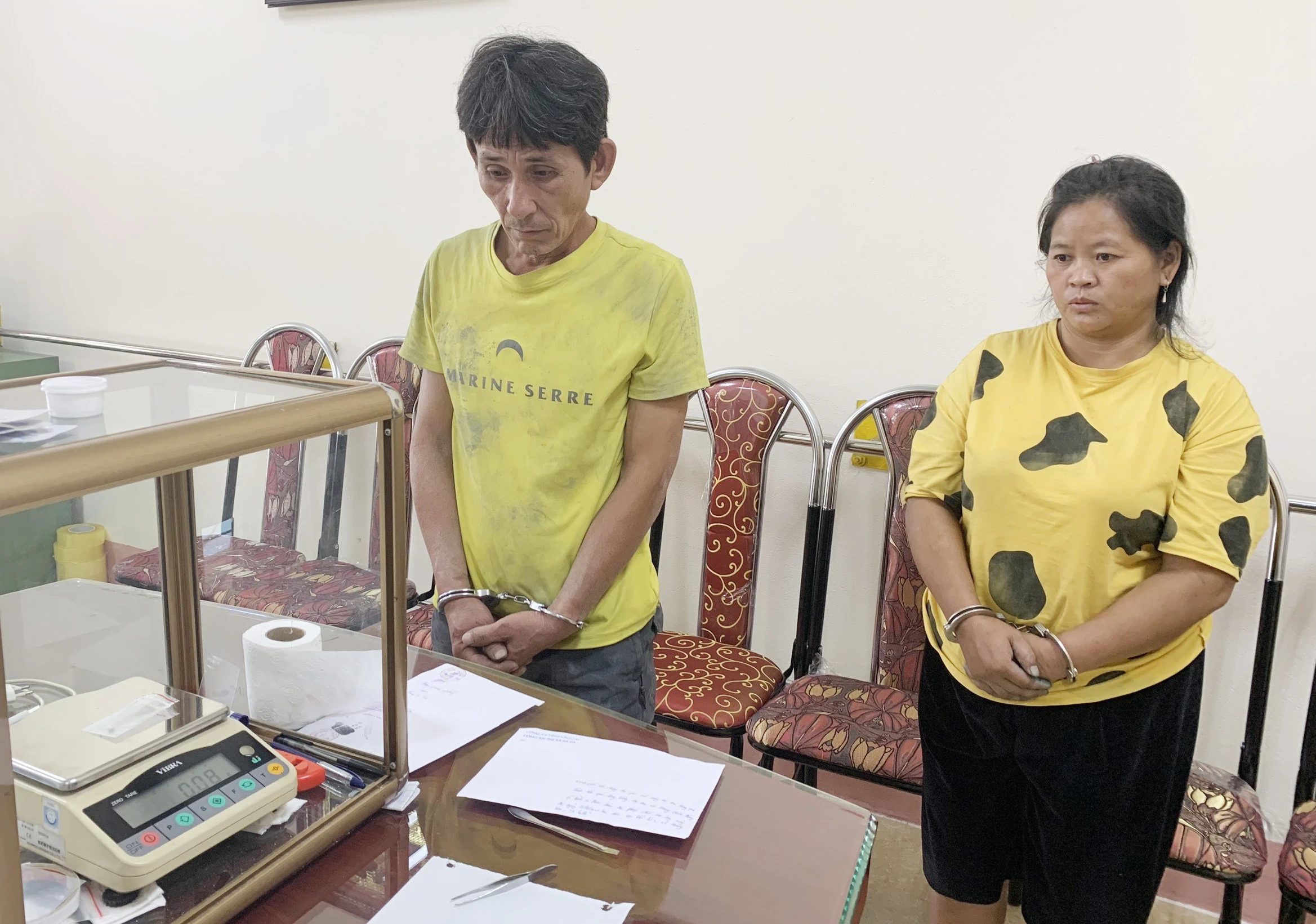 Hoàng Quốc Phòng và Vàng Thị Mú tại cơ quan điều tra. Hoàng Quốc Phòng và Vàng Thị Mú tại cơ quan điều tra.