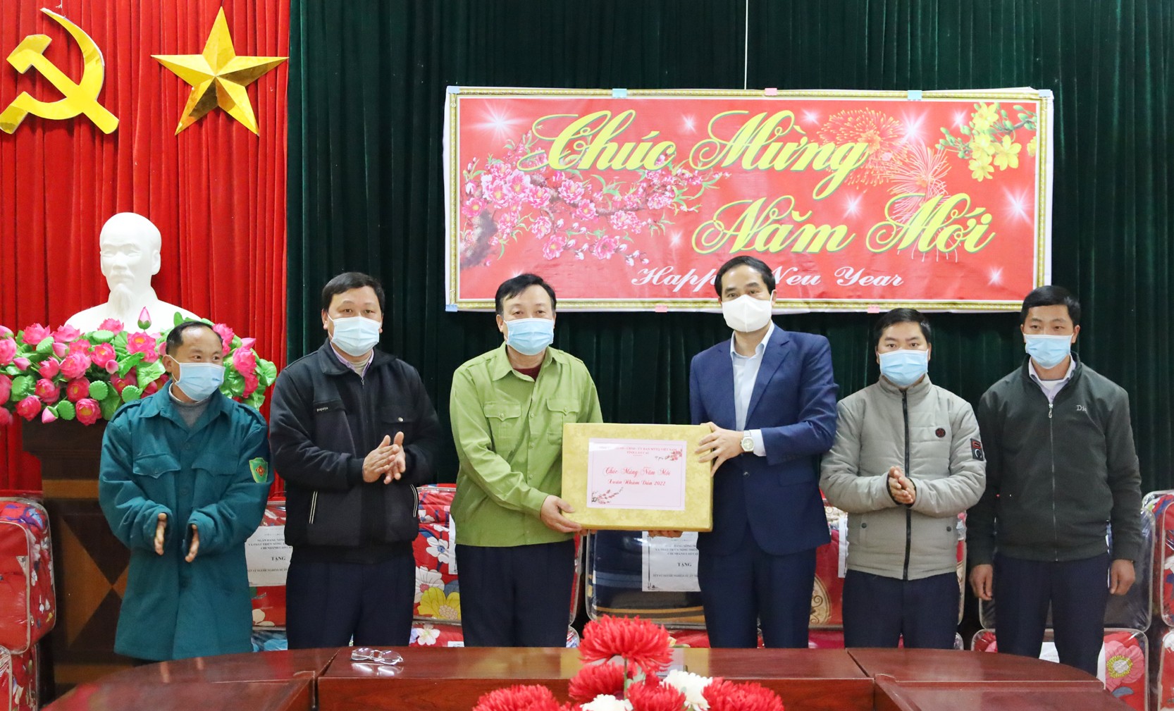 Chủ tịch UBND tỉnh Trịnh Xuân Trường thăm, tặng quà Tết tại huyện Mường Khương ảnh 12