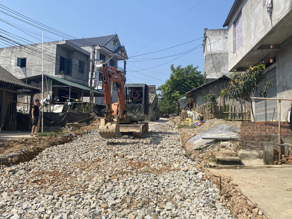 Đường giao thông tại Nấm Lư (Mường Khương) đang được đầu tư xây dựng.