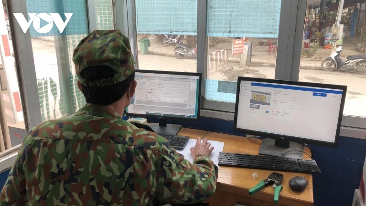 Các lực lượng chức năng kiểm tra, giám sát, xác nhận hàng hóa xuất nhập khẩu trực tuyến trên nền tảng "Cửa khẩu số".