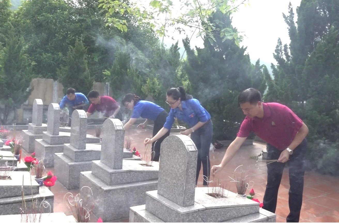 Các cơ quan, đơn vị, địa phương gặp mặt, tặng quà gia đình chính sách ảnh 6