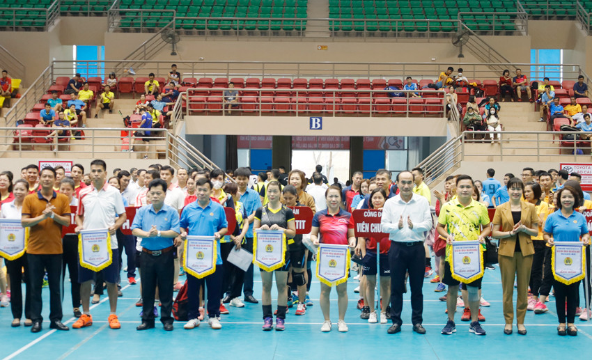 Gần 400 vận động viên tham gia Giải cầu lông, bóng bàn, bóng chuyền hơi công nhân, viên chức, lao động tỉnh lần thứ X ảnh 3