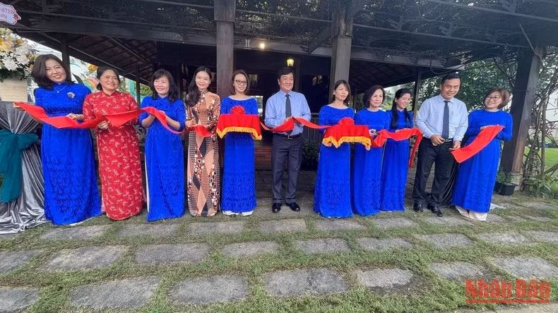 Đại diện gia đình và các đại biểu cắt băng khánh thành khu lưu niệm ông Sáu Dân.