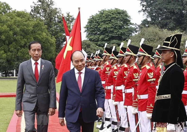 Chủ tịch nước Nguyễn Xuân Phúc và Tổng thống nước Cộng hòa Indonesia Joko Widodo tại lễ đón.