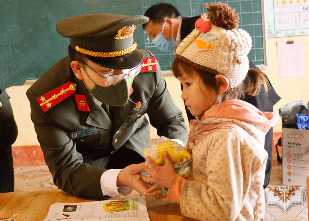 Đoàn Thanh niên Công an tỉnh: Sôi nổi hoạt động “Xuân biên cương - Ấm tình quân dân” ảnh 5