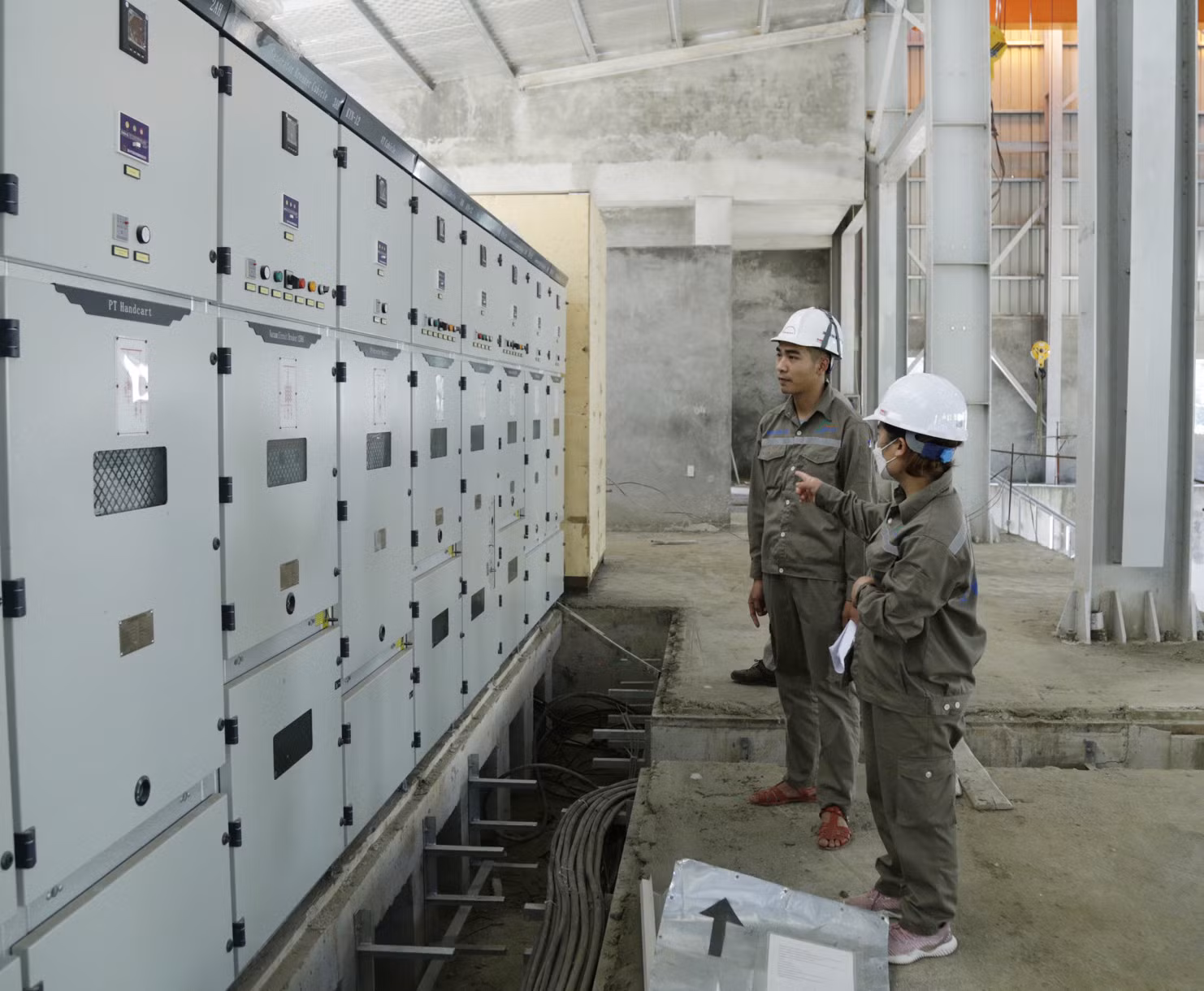 Kiểm tra thiết bị trước khi lắp đặt. Công nhân sẵn sàng vận hành nhà máy.