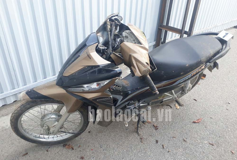 Lực lượng cảnh sát giao thông, Công an thành phố Lào Cai khám nghiệm hiện trường, điều tra làm rõ nguyên nhân vụ tai nạn. Chiếc xe bị tai nạn. Lực lượng cảnh sát giao thông, Công an thành phố Lào Cai khám nghiệm hiện trường, điều tra làm rõ nguyên nhân vụ tai nạn. Chiếc xe bị tai nạn.