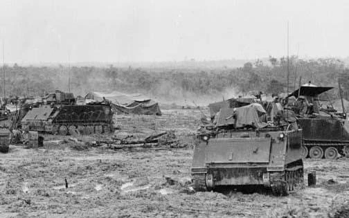 Chiến thắng chốt chặn Tàu Ô trên Đường 13 đã làm cho Mỹ - ngụy Sài Gòn thiệt hại nặng nề. Trong ảnh: Xe bọc thép của địch bị phá hủy khi tiến công đánh phá chốt chặn Tàu Ô. Ảnh tư liệu