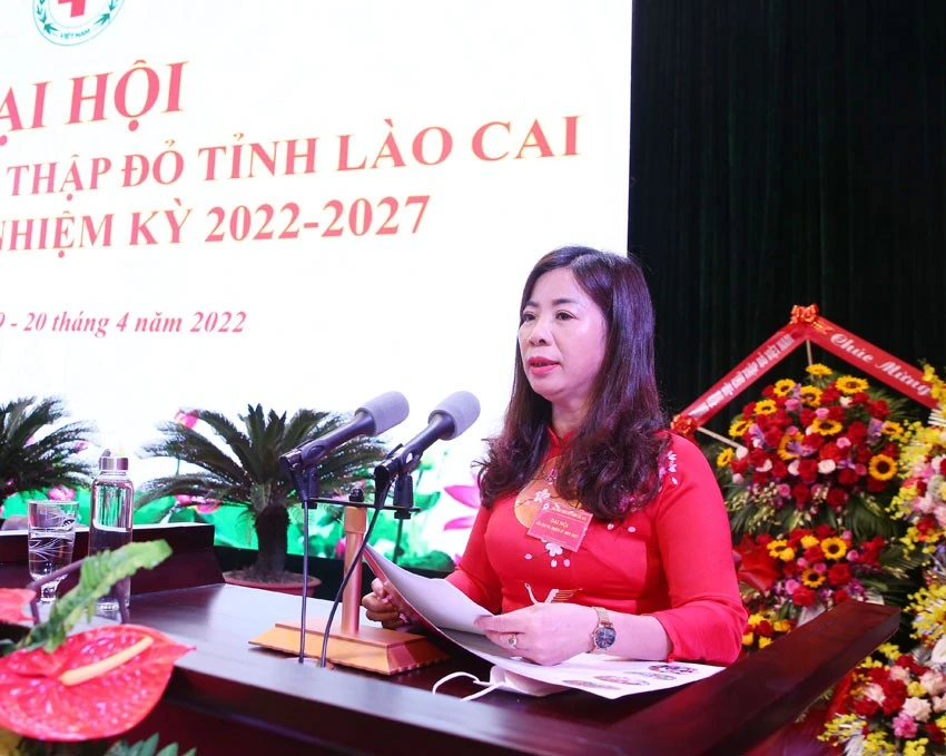 Bà Ngô Trúc Sinh, Chủ tịch Hội Chữ thập đỏ huyện Bảo Yên tham luận tại Đại hội.