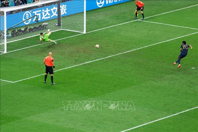 Thủ thành Argentina Emiliano Martinez cản phá được cú đá luân lưu của tiền đạo Pháp Kingsley Coman (phải). Tỷ số Argentina 2-1 Pháp. Thủ thành Argentina Emiliano Martinez cản phá được cú đá luân lưu của tiền đạo Pháp Kingsley Coman (phải). Tỷ số Argentina 2-1 Pháp.