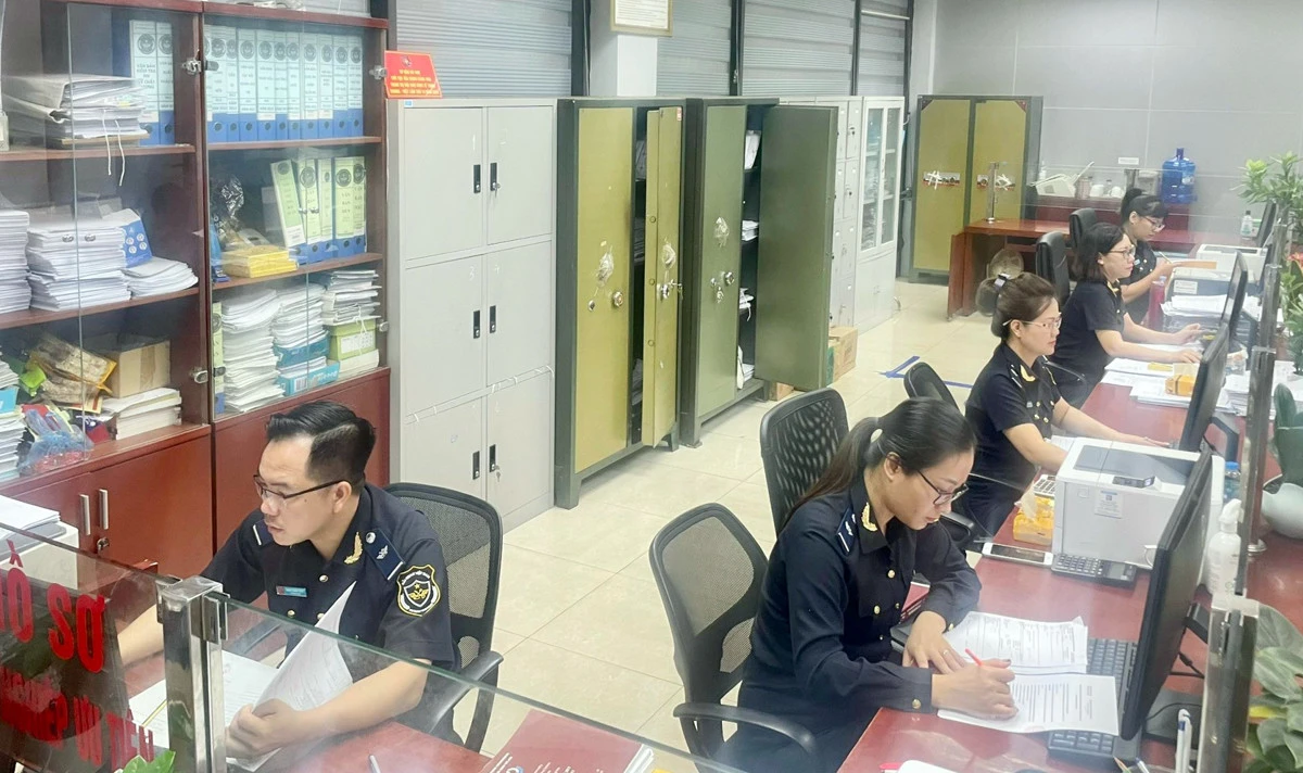 Công chức hải quan giải quyết thủ tục xuất - nhập khẩu hàng hóa.