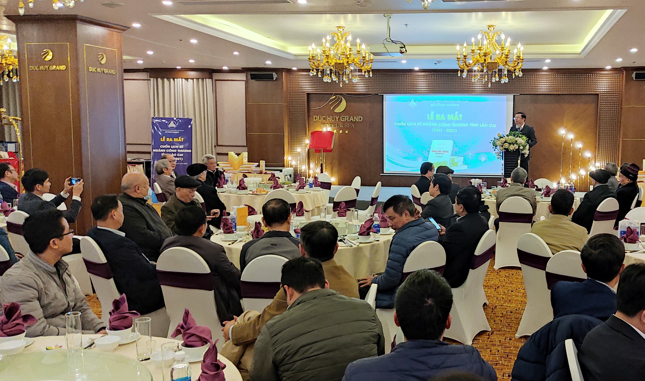 Quang cảnh buổi ra mắt cuốn lịch sử ngành Công thương Lào Cai giai đoạn 1951 - 2021.