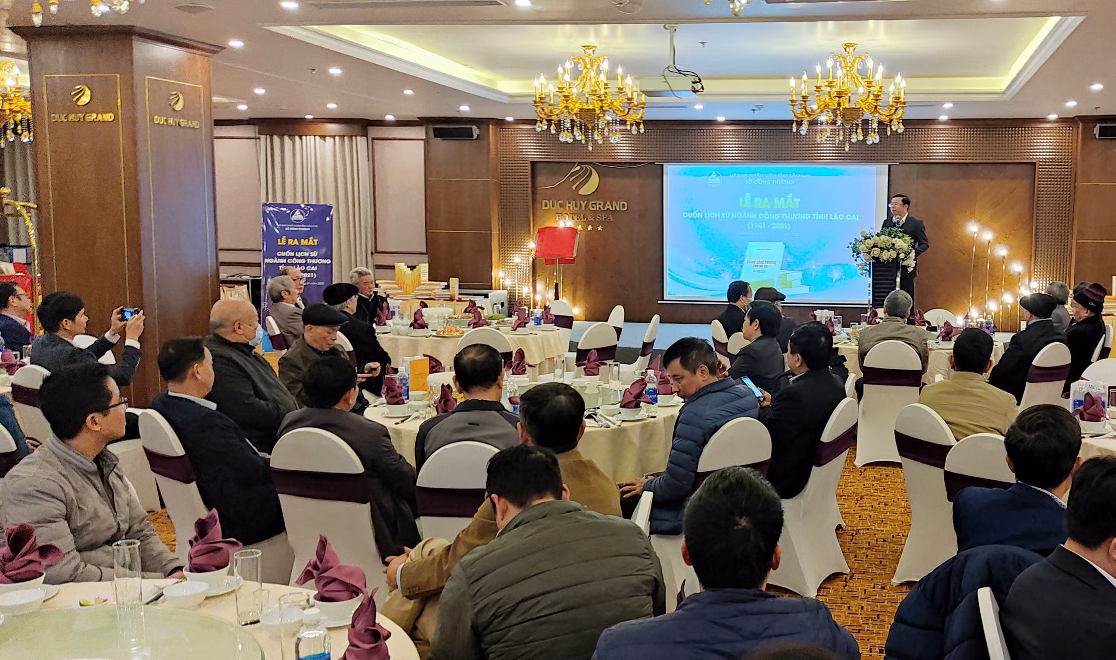 Quang cảnh buổi ra mắt cuốn lịch sử ngành Công thương Lào Cai giai đoạn 1951 - 2021.