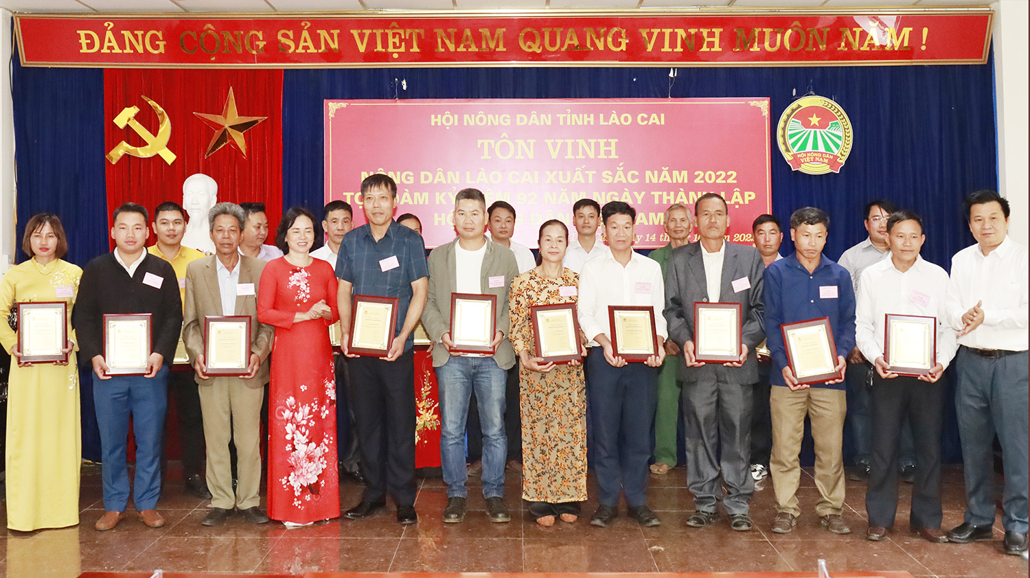 Trao chứng nhận tôn vinh “Nông dân Lào Cai xuất sắc” năm 2022. Trao chứng nhận tôn vinh “Nông dân Lào Cai xuất sắc” năm 2022.