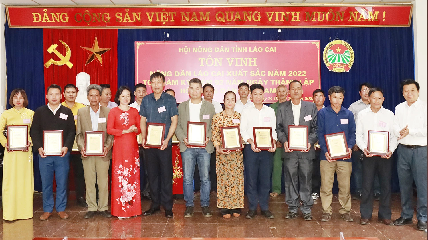 Trao chứng nhận tôn vinh “Nông dân Lào Cai xuất sắc” năm 2022.