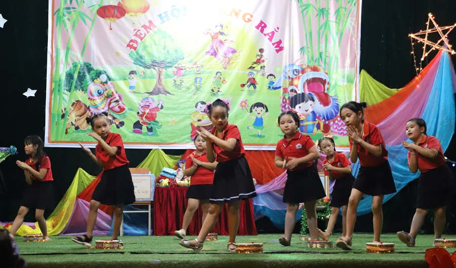 Các cháu thiếu nhi biểu diễn văn nghệ tại đêm hội.