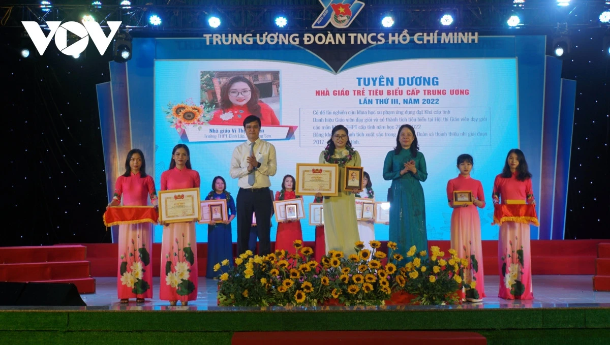 Phó Chủ tịch nước Võ Thị Ánh Xuân và Bí thư thứ nhất Trung ương Đoàn Thanh niên Cộng sản Hồ Chí Minh trao tặng Bằng khen cho nhà giáo trẻ tiêu biểu năm 2022.