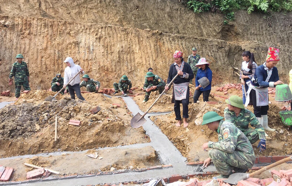 Cán bộ, chiến sĩ Đồn Biên phòng A Mú Sung giúp dân làm nhà. Cán bộ, chiến sĩ Đồn Biên phòng A Mú Sung giúp dân làm nhà.