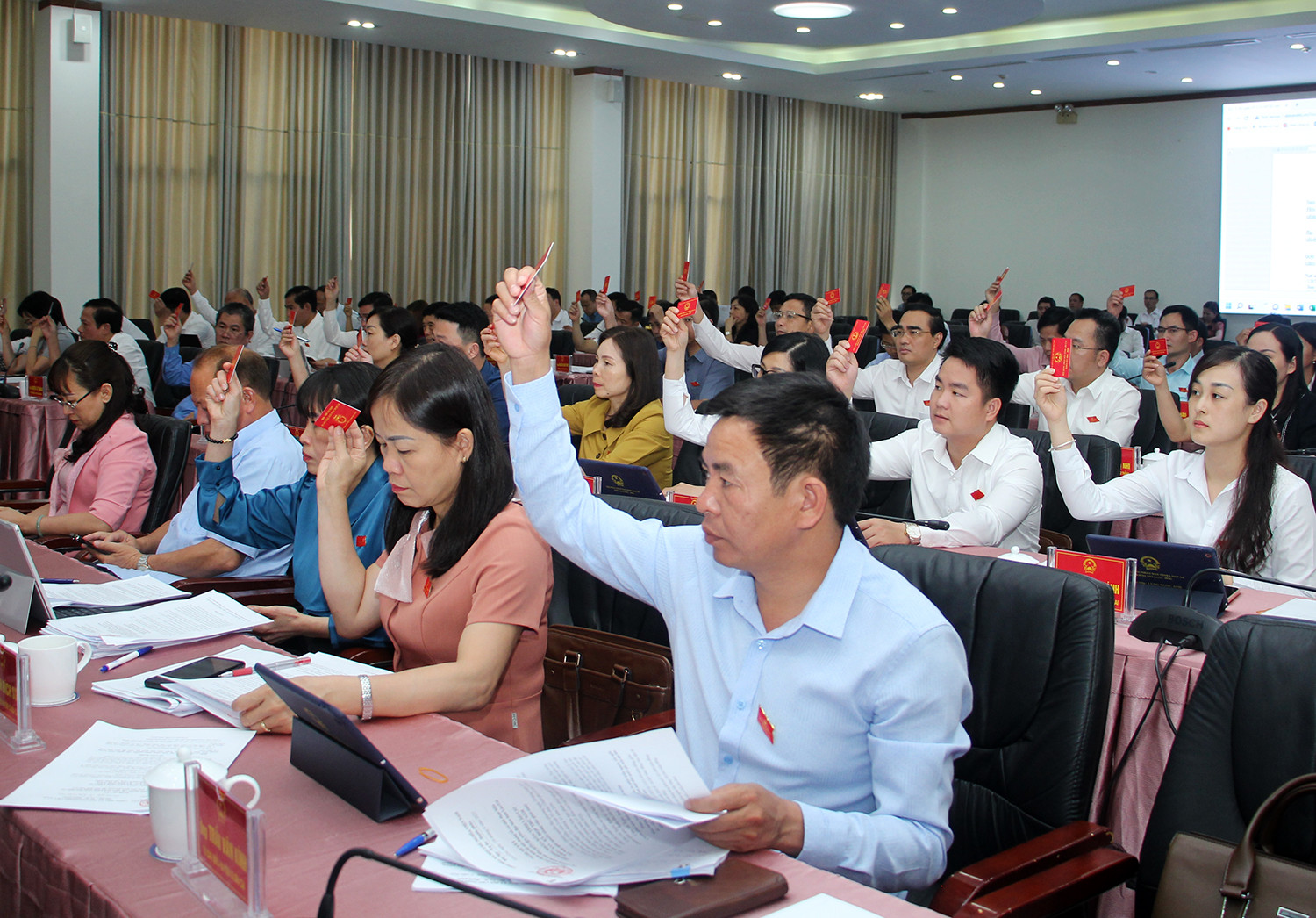 Đại biểu biểu quyết thông qua 7 nghị quyết tại kỳ họp.