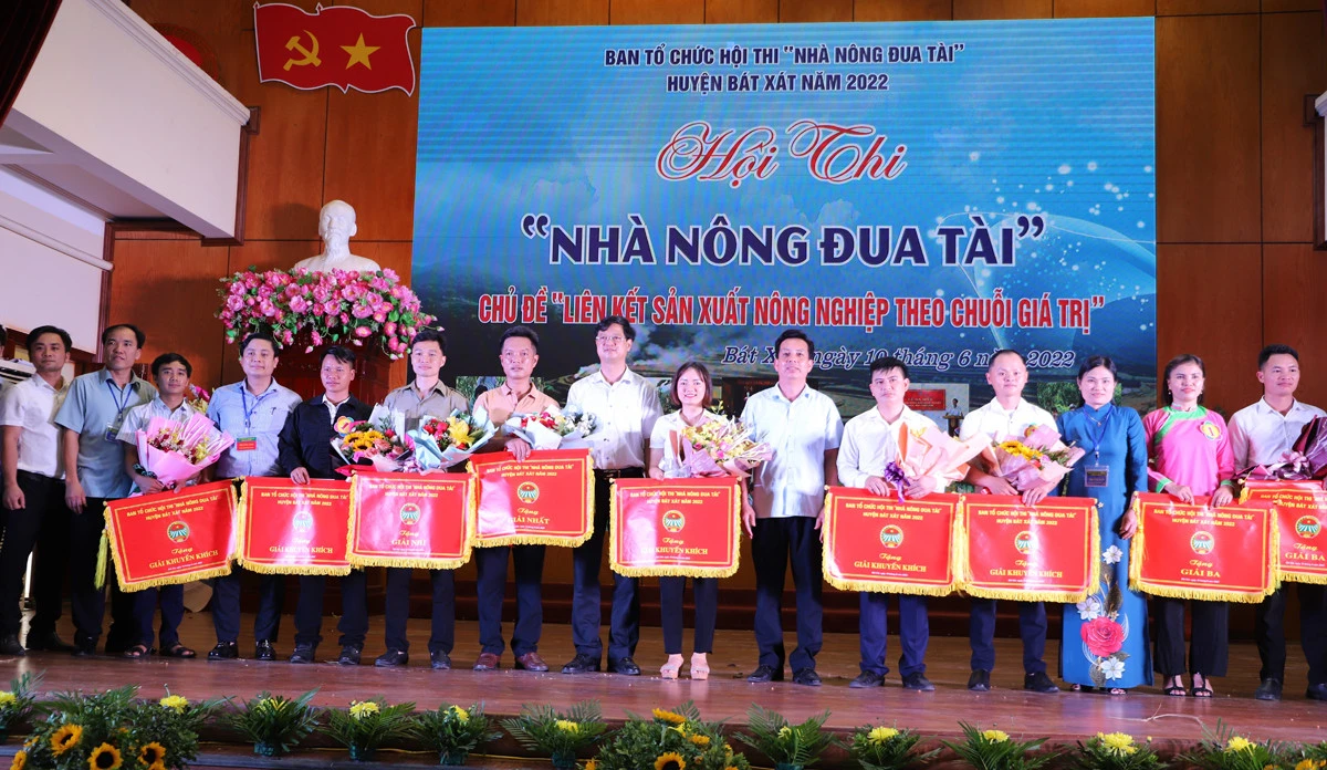 Ban tổ chức trao giải cho các đội thi đạt thành tích cao.