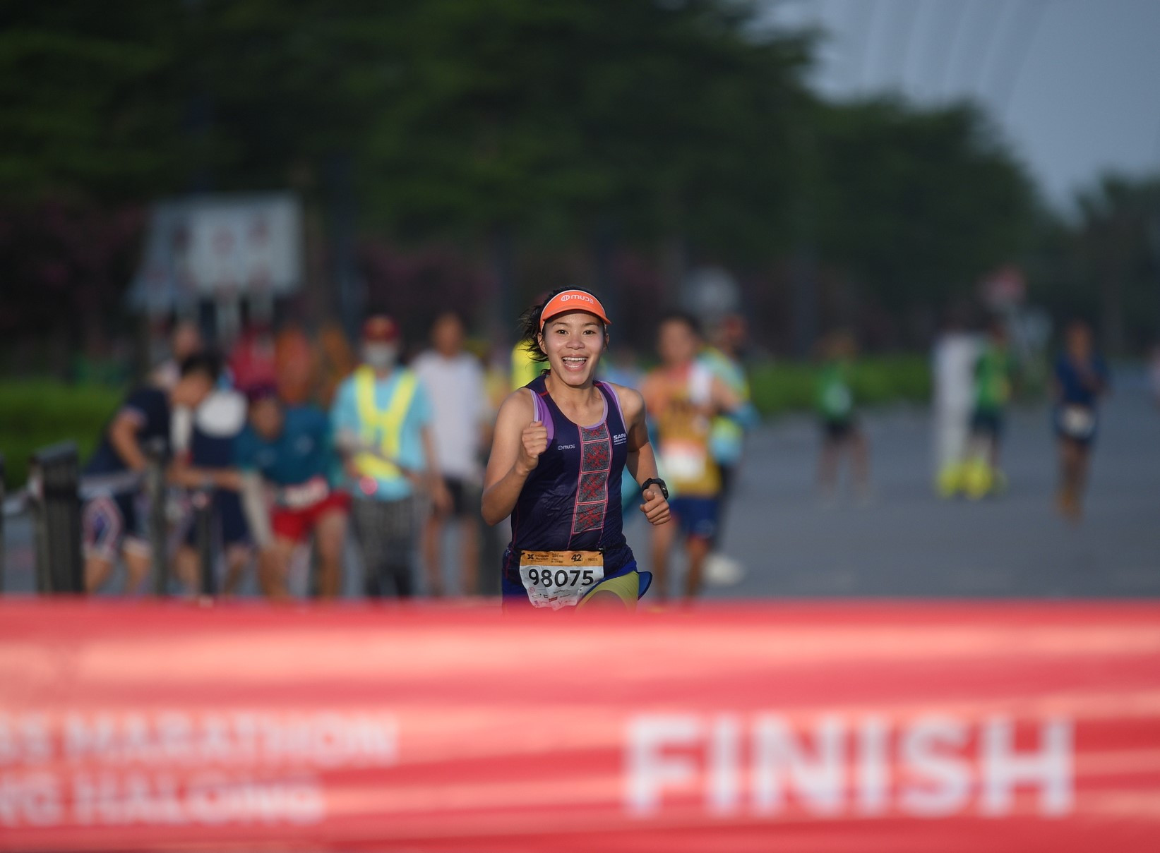 Hà Thị Hậu cán đích vô địch nội dung 42km nữ. Hà Thị Hậu cán đích vô địch nội dung 42km nữ.