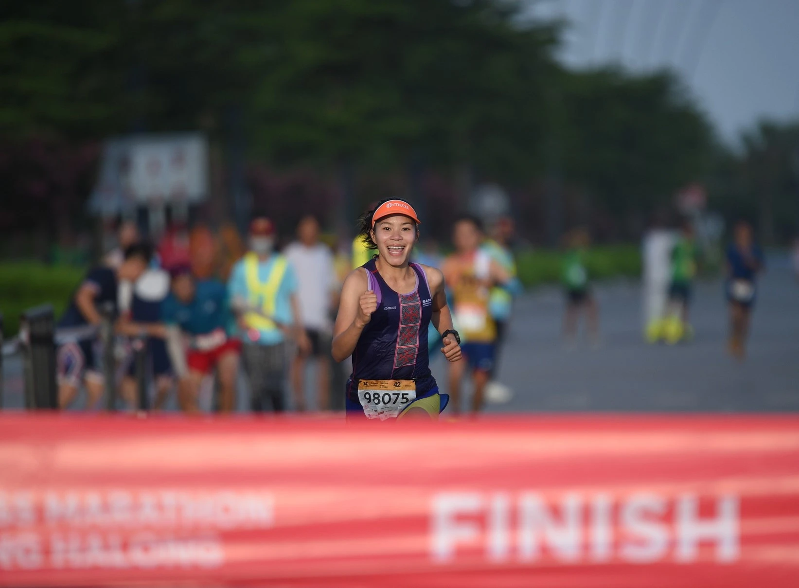 Hà Thị Hậu cán đích vô địch nội dung 42km nữ.