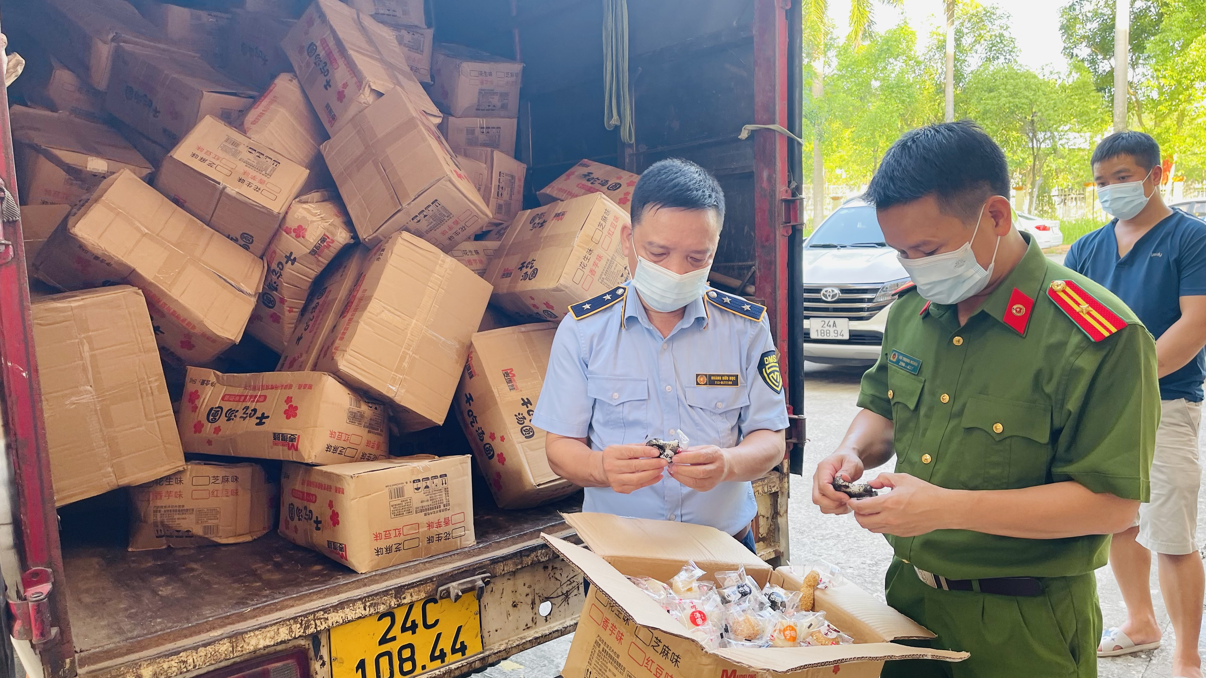 Lực lượng chức năng kiểm tra lô hàng 54.000 bánh dẻo không rõ nguồn gốc.