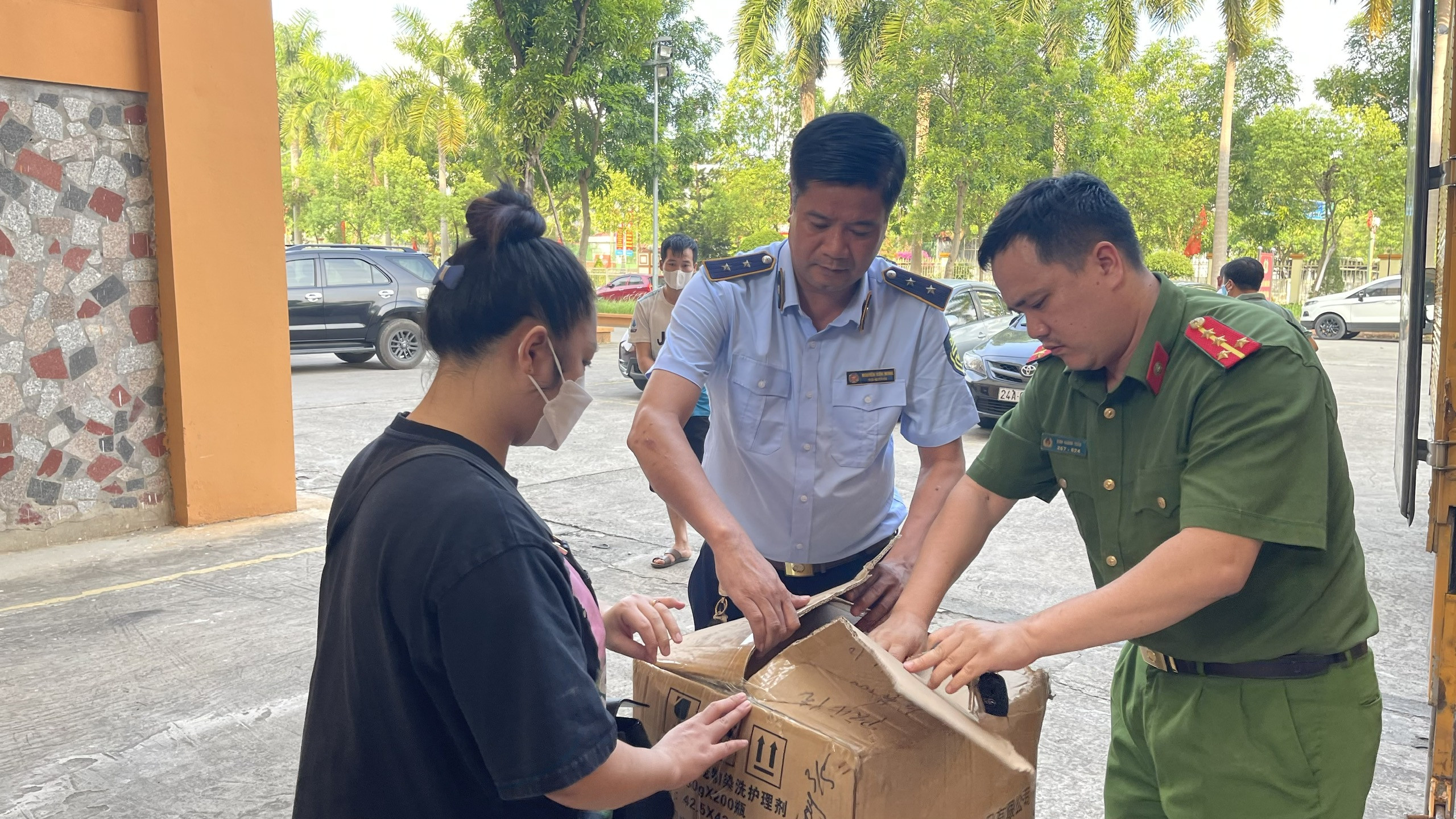 Tiêu hủy 2 lô hàng không rõ nguồn gốc, xuất xứ ảnh 2