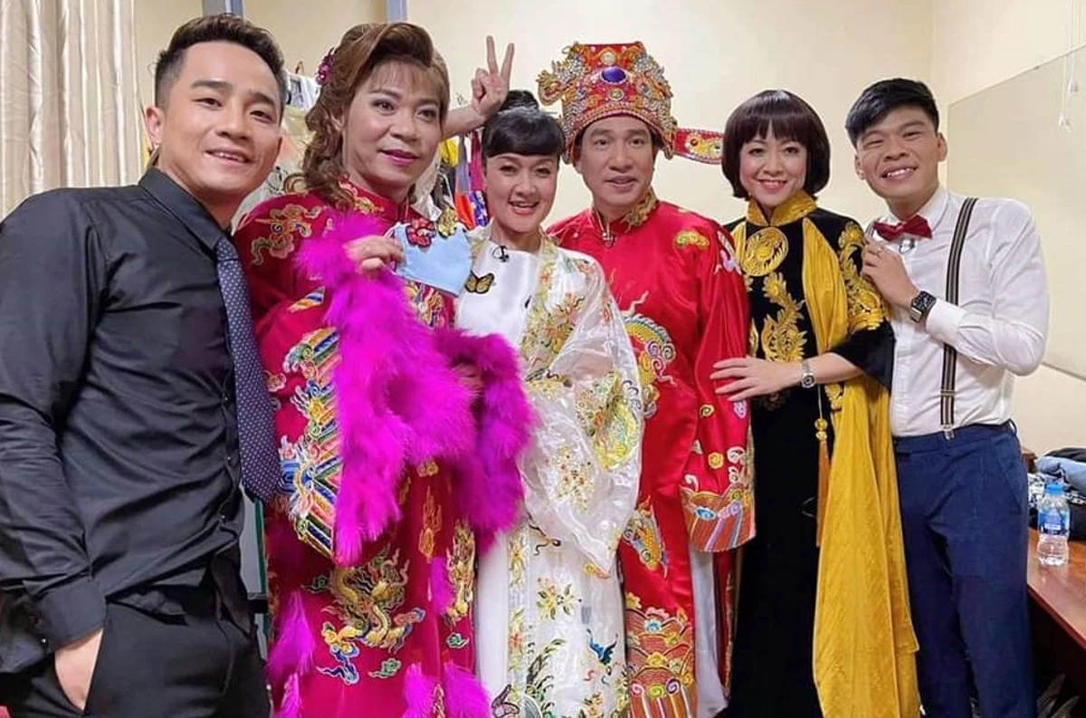 Diễn viên Đỗ Duy Nam (ngoài cùng bên trái) chụp ảnh lưu niệm cùng các nghệ sỹ khi tham gia Chương trình Táo quân.