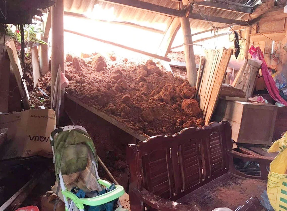 Người dân cần đề phòng sạt lở gây hư hỏng nhà ở do ảnh hưởng của đợt mưa dông trên diện rộng. Ảnh minh họa