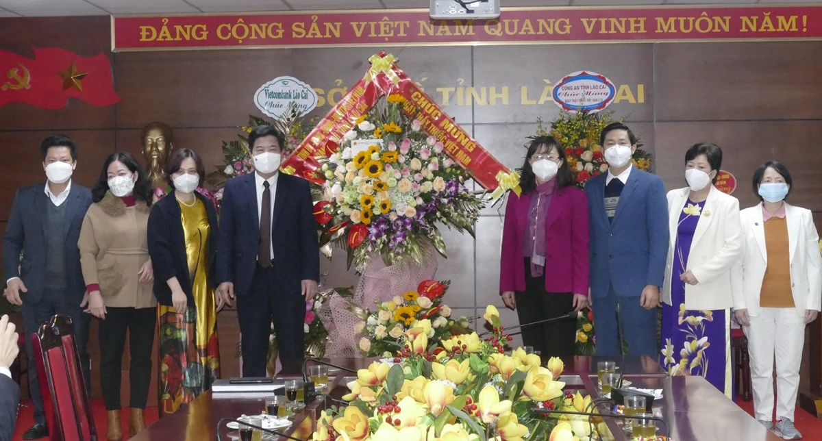 Phó Chủ tịch UBND tỉnh Giàng Thị Dung động viên, biểu dương đội ngũ cán bộ, y, bác sỹ. Đồng chí Giàng Thị Dung tặng hoa chúc mừng ngành y tế tỉnh.