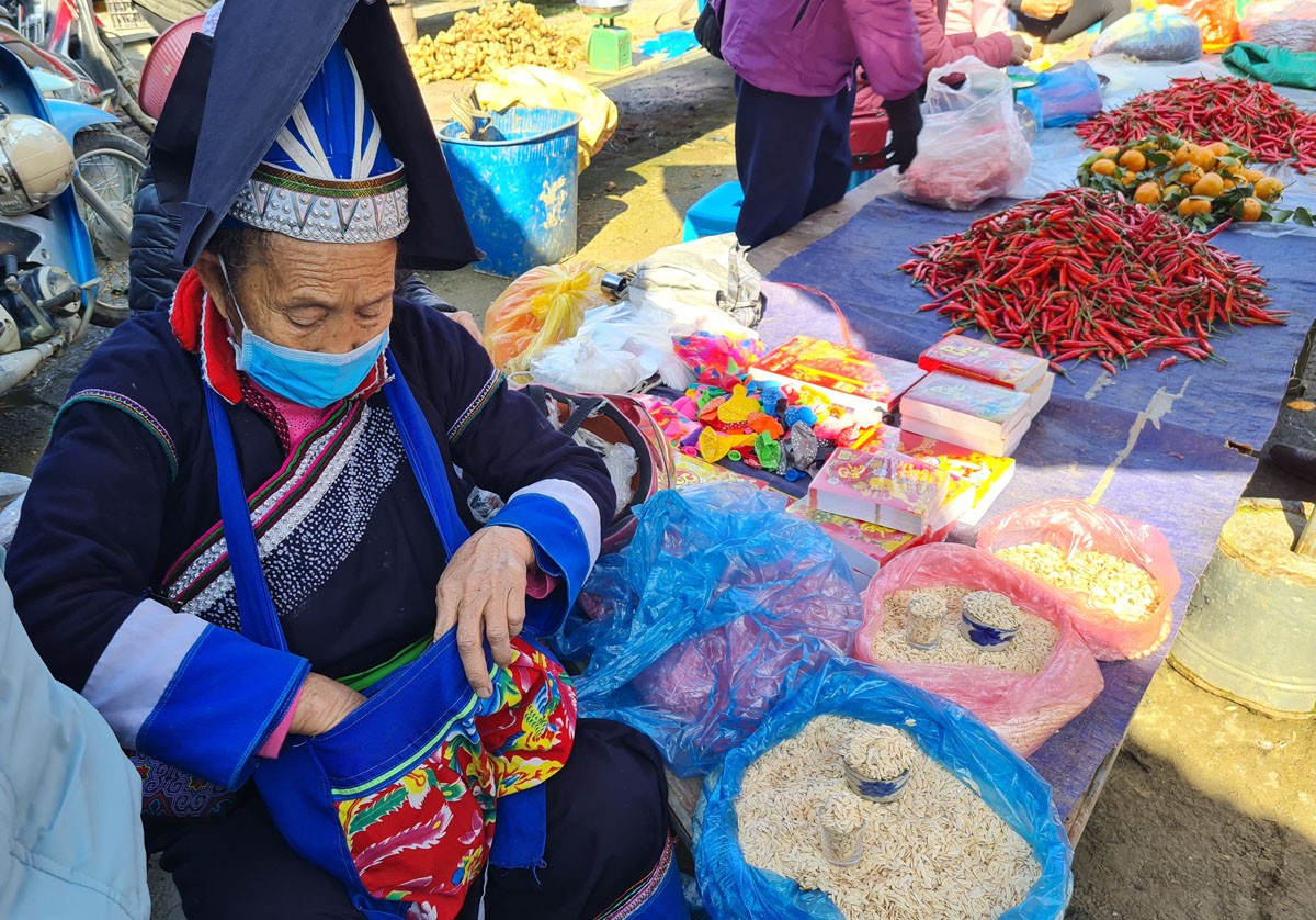 Cụ bà người dân tộc Pa Dí ở chợ phiên. Cụ bà người dân tộc Pa Dí ở chợ phiên.