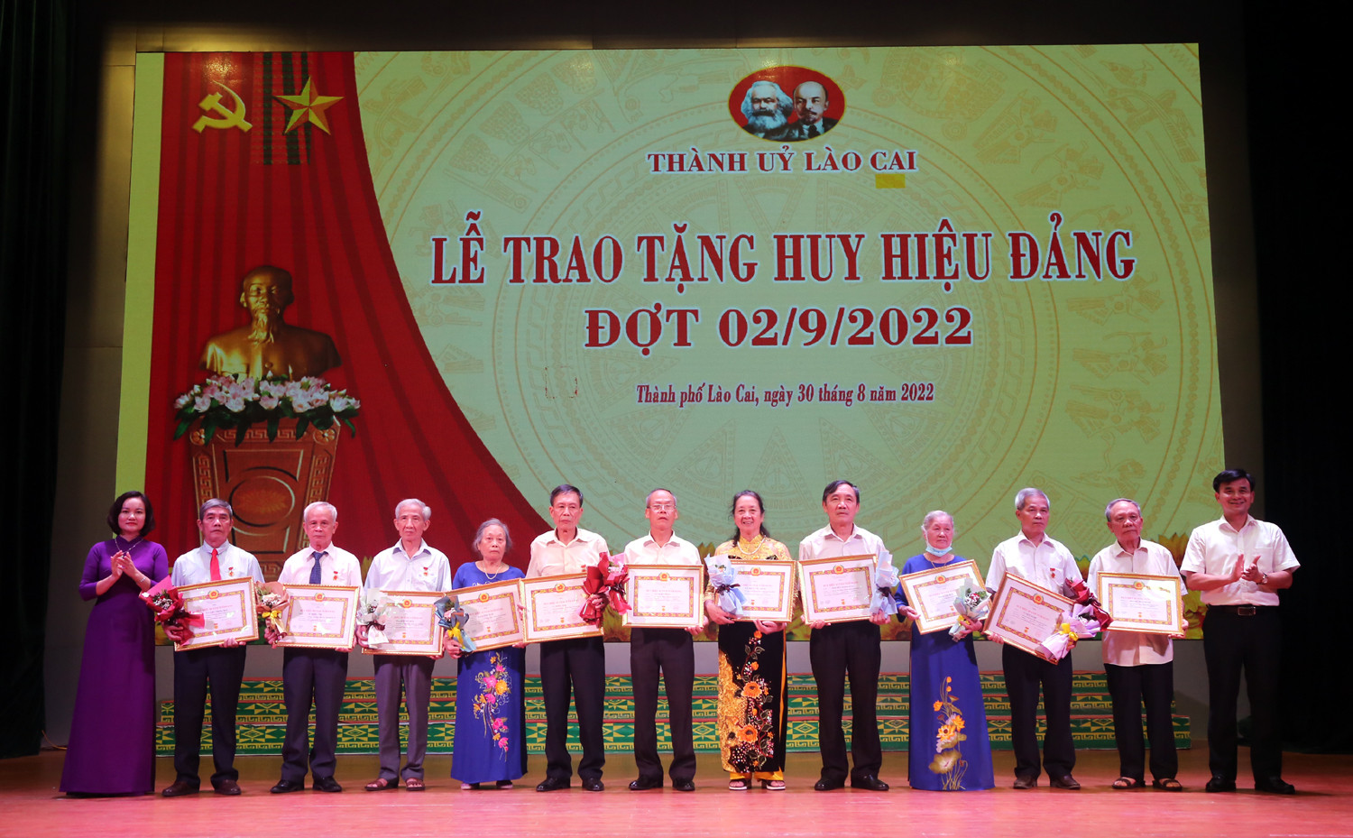 Phó Bí thư Tỉnh ủy Hoàng Giang dự lễ trao tặng Huy hiệu Đảng đợt 2/9 cho 93 đảng viên tại Thành ủy Lào Cai ảnh 6