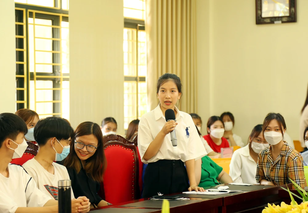 Sinh viên ngành Sư phạm Tiểu học hỏi về nhu cầu tuyển dụng giáo viên của các trường.