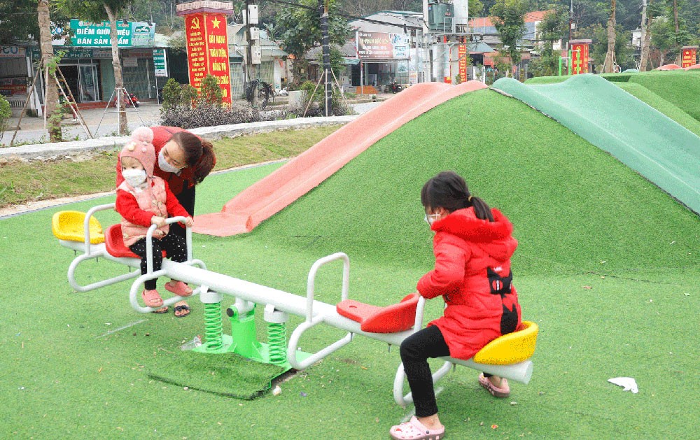 Người dân vui chơi, tập luyện thể dục, thể thao tại các tiểu công viên. Người dân vui chơi, tập luyện thể dục, thể thao tại các tiểu công viên.