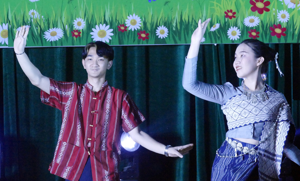 Các tiết mục của du học sinh Lào biểu diễn. Các tiết mục của sinh viên Việt Nam biểu diễn. Tiết mục giao lưu múa sạp giữa sinh viên hai nước Việt – Lào. Các tiết mục của du học sinh Lào biểu diễn. Các tiết mục của sinh viên Việt Nam biểu diễn. Tiết mục giao lưu múa sạp giữa sinh viên hai nước Việt – Lào.