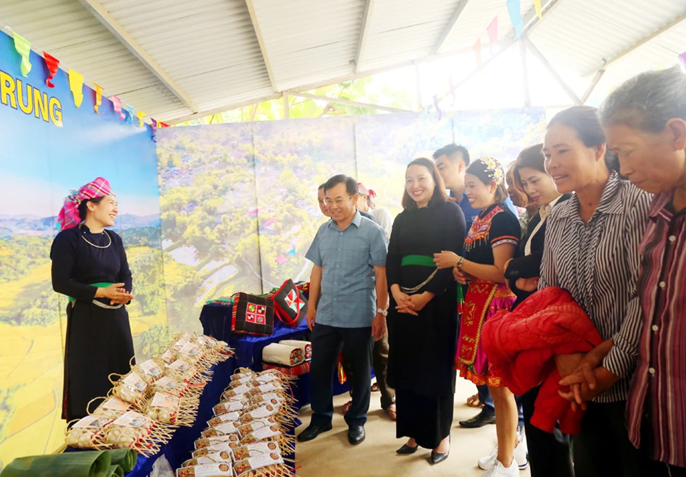 Các đồng chí lãnh đạo dự Ngày hội Đại đoàn kết toàn dân tộc năm 2022 ảnh 6