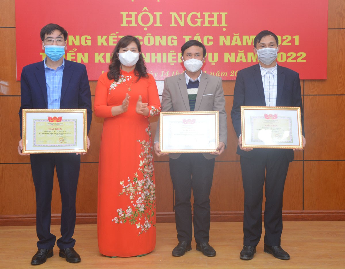 Tặng Giấy khen của Giám đốc Sở Nội vụ tỉnh cho tập thể, cá nhân.