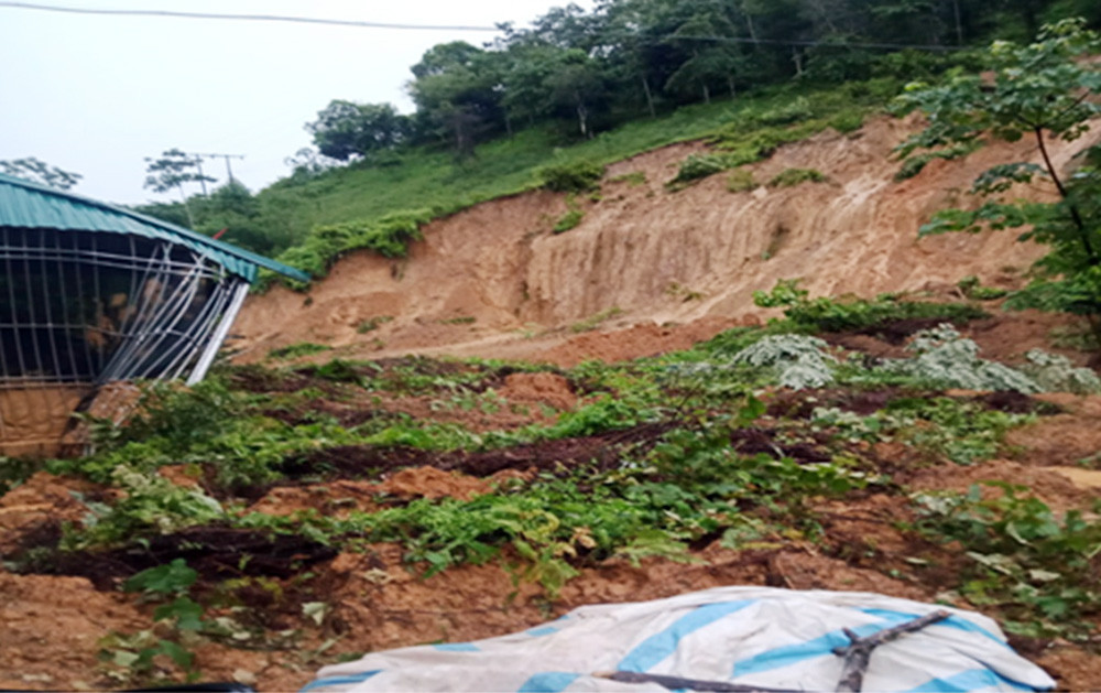 Đợt mưa, lũ đã làm nhiều nhà dân ở một số địa phương bị hư hỏng.