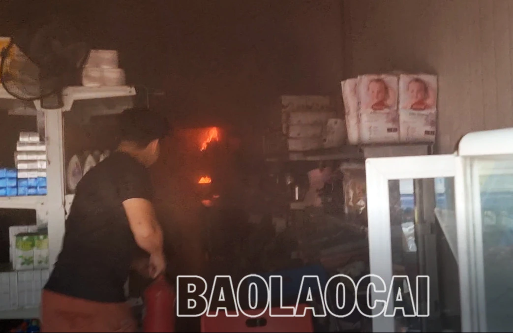 Một số người dân trong khu phố đã mang bình chữa cháy đến hỗ trợ khống chế ngọn lửa.