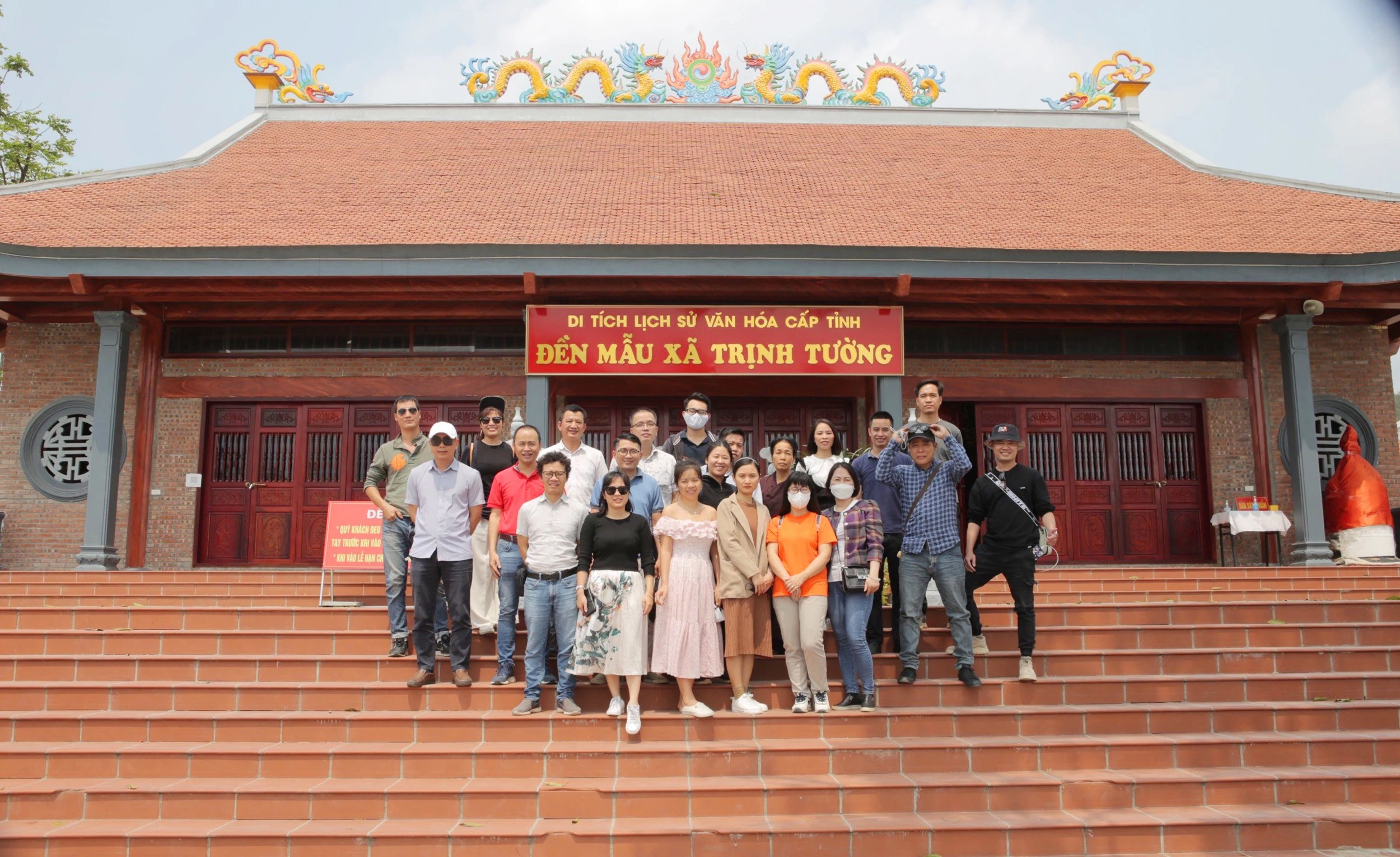 Du khách tham quan đền Mẫu Trịnh Tường. Du khách tham quan đền Mẫu Trịnh Tường.