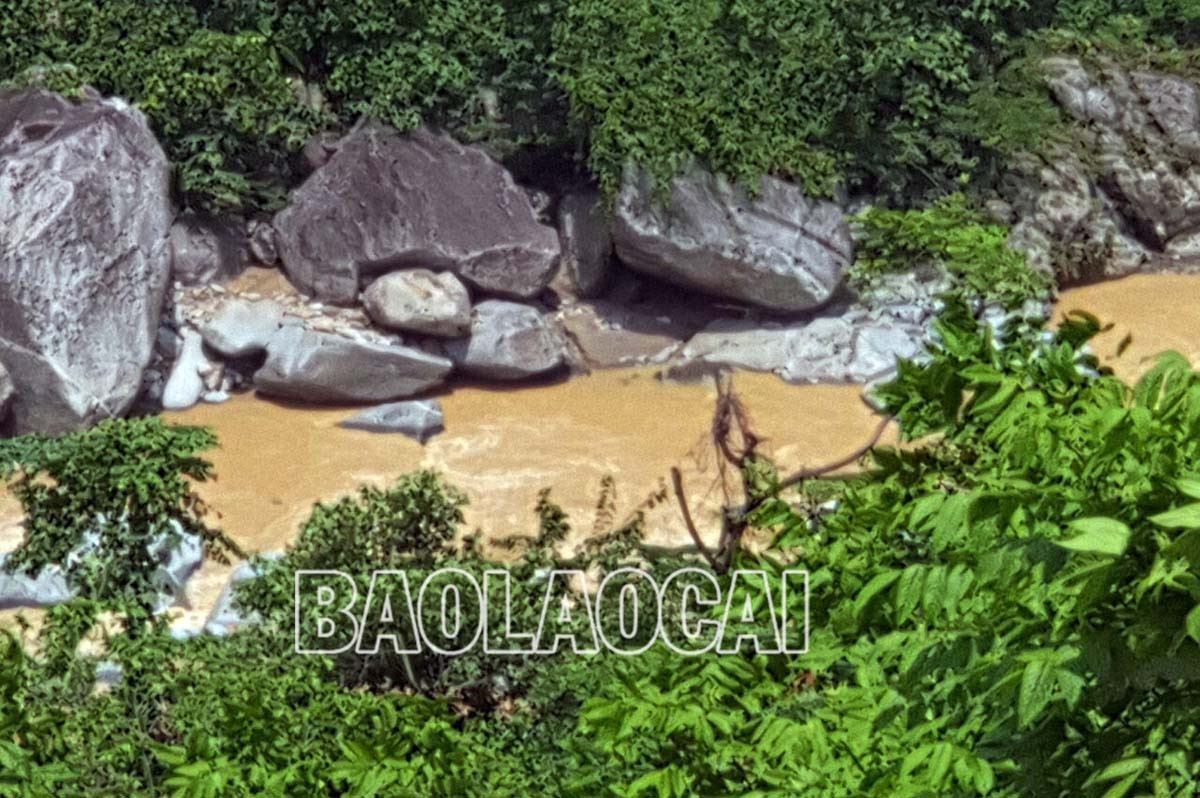 Tìm thấy thi thể 1 người đi xe máy bị lũ cuốn khi qua ngầm trên Tỉnh lộ 152 ảnh 2