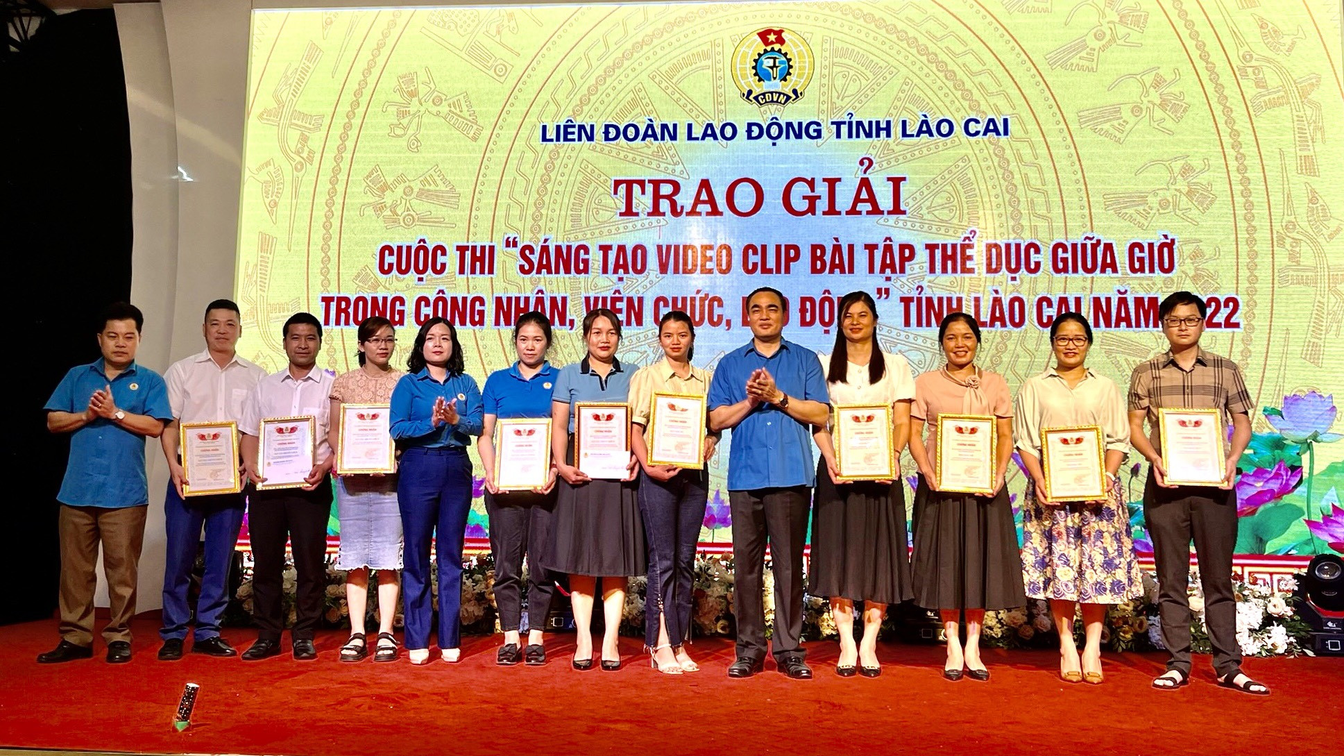 Lãnh đạo Liên đoàn Lao động tỉnh trao giải cho các tập thể đạt giải tại cuộc thi.