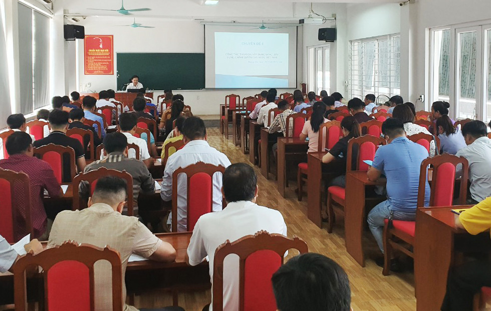 Đại biểu dự hội nghị. Các đại biểu cập nhật chuyên đề tại hội nghị.