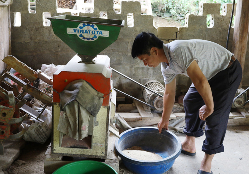 Dịch vụ xay xát giúp nhiều hộ nâng cao thu nhập. Dịch vụ xay xát giúp nhiều hộ nâng cao thu nhập.