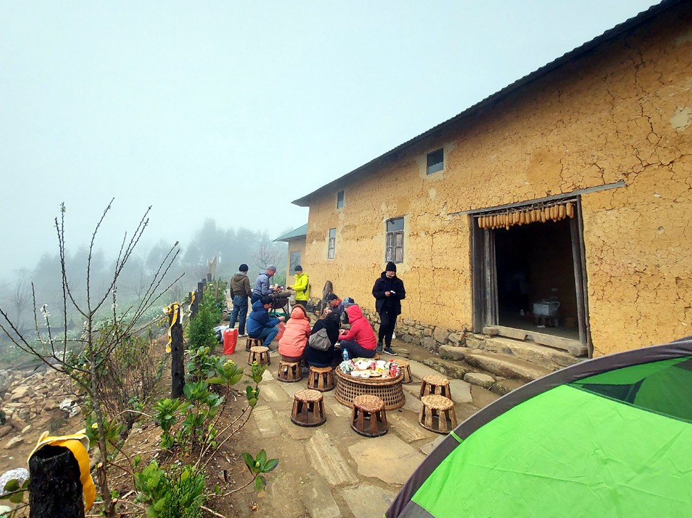 Hai ngày qua, Y Tý chìm trong sương mù, nhưng hoa đào bung nở rực rỡ và khung cảnh mờ ảo vẫn hấp dẫn du khách đến với vùng đất này. Nhiều đoàn du khách từ các tỉnh miền xuôi lên Y Tý du lịch, thích thú dừng xe bên đường để trải nghiệm cảnh mây bay. Các bạn trẻ chụp ảnh lưu niệm trong những ngày đầu xuân tại Y Tý. Nhiều homestay ở Y Tý đã chật kín du khách trong ngày mùng 4 Tết. Dịp tết Nguyên đán cũng là thời điểm nhiều bạn trẻ, gia đình đồng bào Mông đến “sân bay” Phìn Hồ chơi Tết, du xuân. Do tình hình dịch bệnh Covid -19 diễn biến phức tạp, nên chính quyền xã Y Tý cắm biển không tụ tập đông người và cử lực lượng công an, dân quân trực tại các lối vào “sân bay” Phìn Hồ. Du khách lên Y Tý thích thú chụp ảnh cùng những cô sơn nữ Hà Nhì trang phục rực rỡ. Đón Tết và du xuân ở "thiên đường mây" Y Tý để lại nhiều kỷ niệm đẹp với du khách bốn phương.