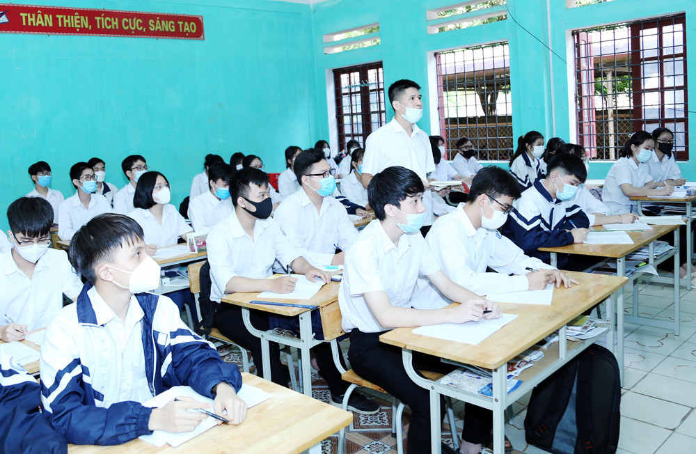 Việc phổ biến “Mười lời hứa học sinh làm theo lời Bác” ngày càng sâu rộng trong các cơ sở giáo dục huyện Văn Bàn. Trong ảnh: Giờ học giáo dục công dân của học sinh Trường THPT số 1 Văn Bàn.